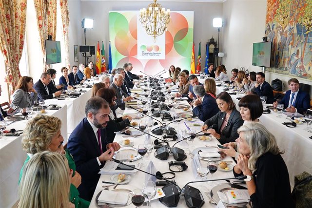 Asistentes durante una comida tras la XXXIII Cumbre Hispano-Portuguesa en la Pousada de Viana do Castelo, a 4 de noviembre de 2022, en Viana do Castelo (Portugal). 