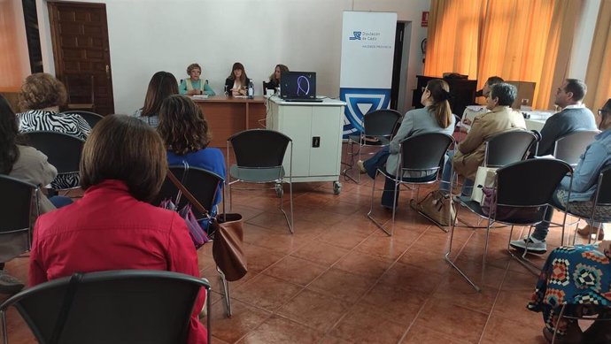 La diputada provincial, Carmen Collado, reunida para coordinar la campaña del 25N con localidades de menor población de Cádiz