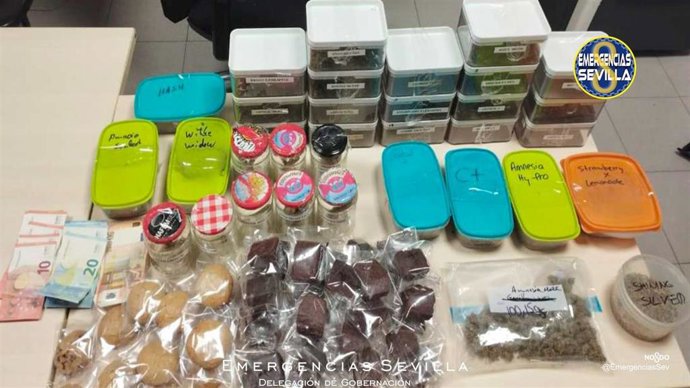 Sustancias y dinero en efectivo intervenido por la Policía Local en la asociación de cannabis precintada en el Centro de Sevilla.