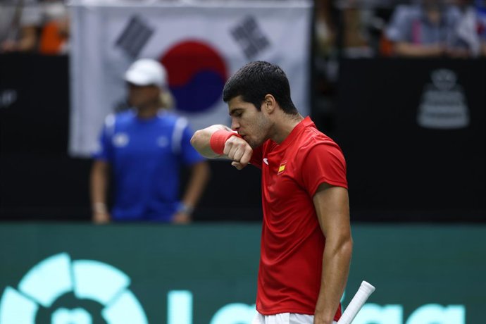 Archivo - Carlos Alcaraz of Spain in action against Soonwoo Kwon of Korea during the Davis Cup by Rakuten 2022, Finals Group B, tennis match 2 played between Spain and Korea at Fuente de San Luis pavilion on September 18, 2022, in Valencia, Spain.