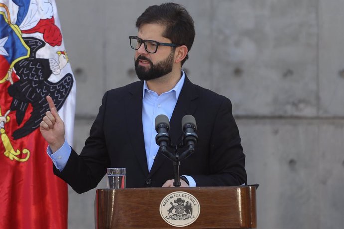 El presidente de Chile, Gabriel Boric Font, asiste a la inauguración de la Jefatura Nacional de Cibercrimen de la PDI, que permitirá iniciar la estrategia institucional para enfrentar delitos asociados a la cibercriminalidad