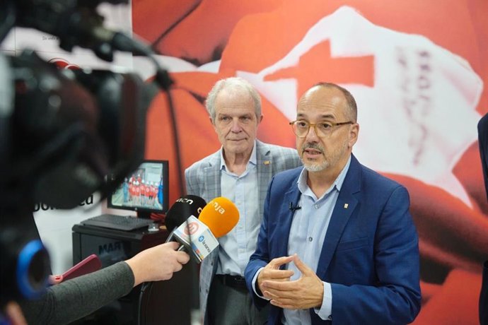 El presidente de Creu Roja, Josep Quitet, y el conseller de Derechos Sociales, Carles Campuzano