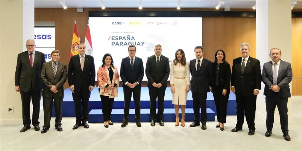 Participantes en el encuentro con el presidente de Paraguay, Mario Abdo Benítez, en la sede de CEOE