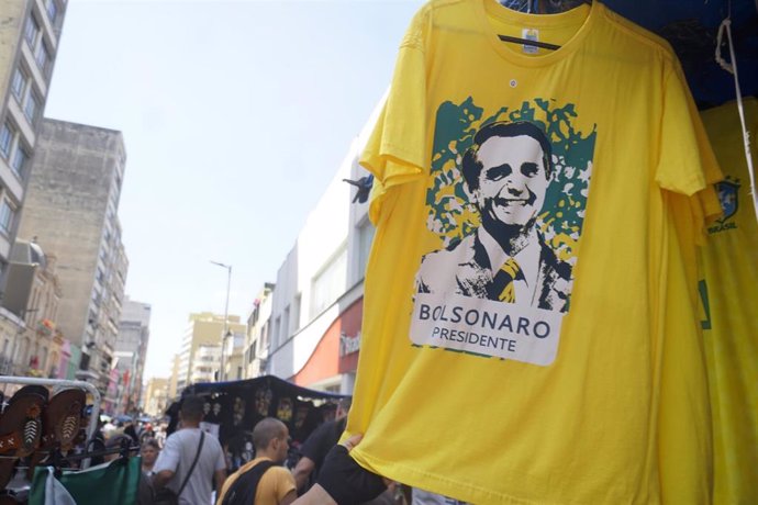 Archivo - Camisetas amarillas con la imagen del presidente brasileño, Jair Bolsonaro