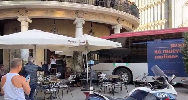 Un autobús urbano se estrella contra la fachada del emblemático edificio Gallo Azul de Jerez (Cádiz) - EP