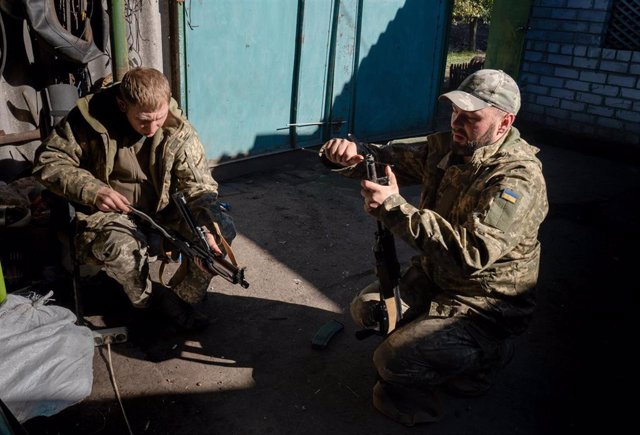 Soldados ucranianos limpiando sus rifles