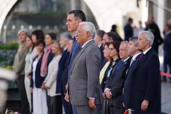 El primer ministro de Portugal, Antonio Costa (d) y el presidente del Gobierno, Pedro Sánchez (i), posan a su llegada a la XXXIII Cumbre Hispano-Portuguesa en la Pousada de Viana do Castelo, a 4 de noviembre de 2022