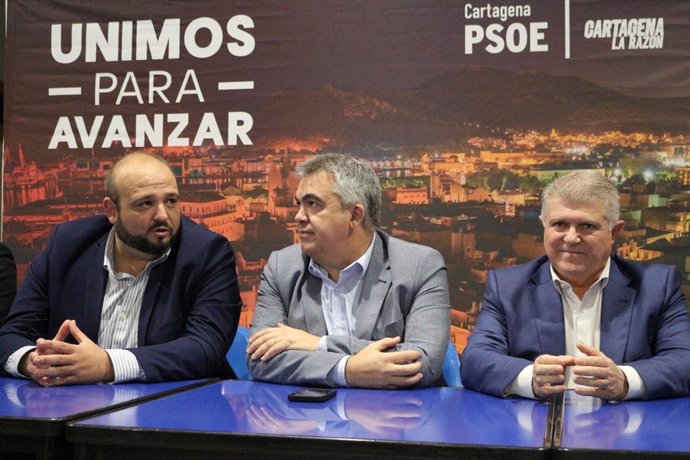 El secretario de Organización del PSOE, Santos Cerdán, asiste a un encuentro con la Comisión Ejecutiva de Cartagena