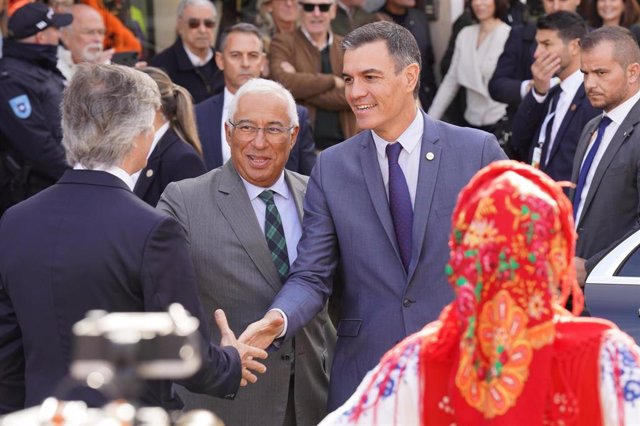 El presidente del Gobierno, Pedro Sánchez (d), saluda a su llegada a la XXXIII Cumbre Hispano-Portuguesa en la Pousada de Viana do Castelo, a 4 de noviembre de 2022, en Viana do Castelo (Portugal). 