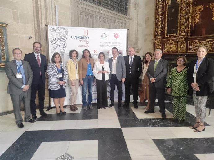 Las consejeras (centro) y el resto de autoridades asistentes al II Congreso Andaluz de Alzheimer.