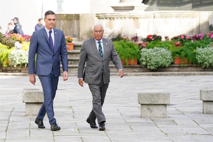 El primer ministro de Portugal, Antonio Costa (d) y el presidente del Gobierno, Pedro Sánchez (i), a su llegada a la XXXIII Cumbre Hispano-Portuguesa en la Pousada de Viana do Castelo
