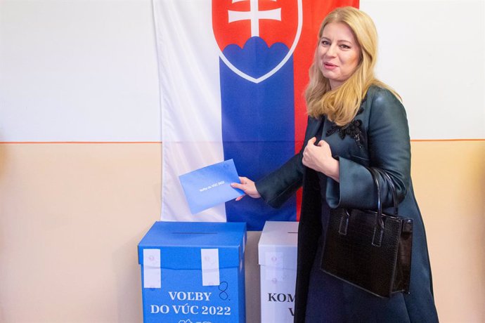 29 October 2022, Slovakia, Pezinok: President of Slovakia Zuzana Caputova casts her vote at a polling station in the first combined elections to the bodies of self-governing municipalities and self-governing regions. Around 4.4 million eligible voters a