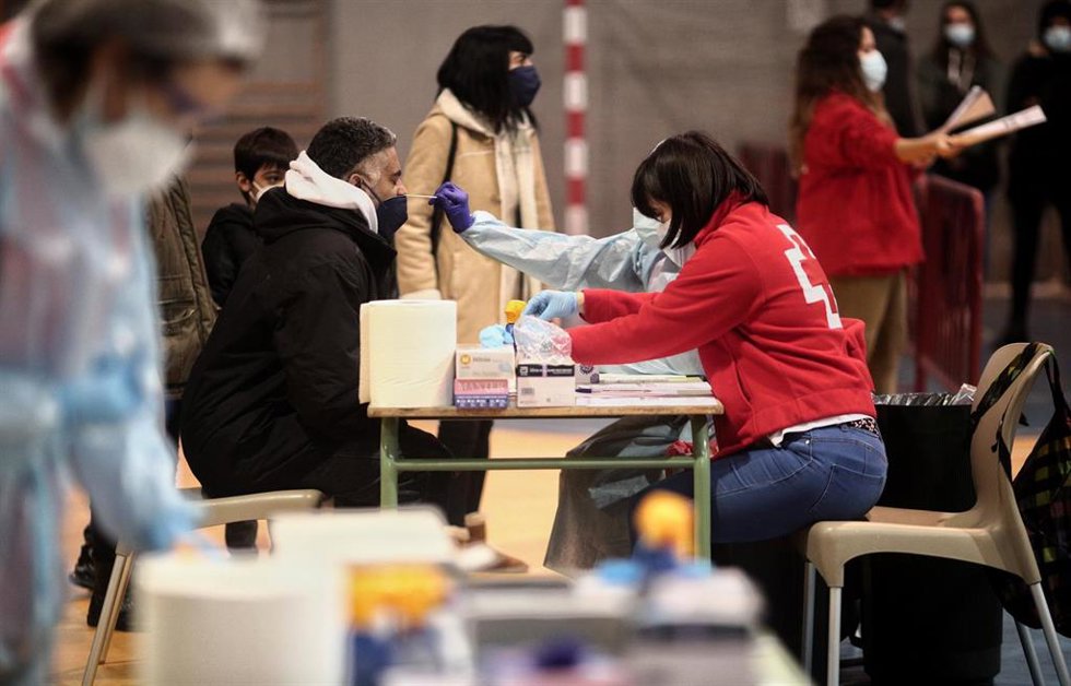Archivo - Imagen recurso de ciudadanos haciéndose test de antígenos