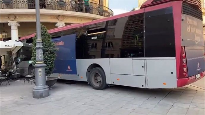 El autobús accidentado contra un edificio en Jerez.