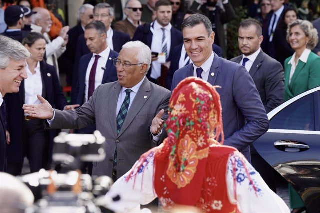 El primer ministro de Portugal, Antonio Costa (i) y el presidente del Gobierno, Pedro Sánchez (d), a su llegada a la XXXIII Cumbre Hispano-Portuguesa en la Pousada de Viana do Castelo, a 4 de noviembre de 2022, en Viana do Castelo (Portugal). 