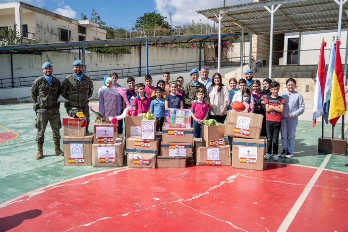 Militares de la BRI X entregan material escolar y juguetes donados por las cofradías cordobesas a alumnos del colegio público de Kleyaa.