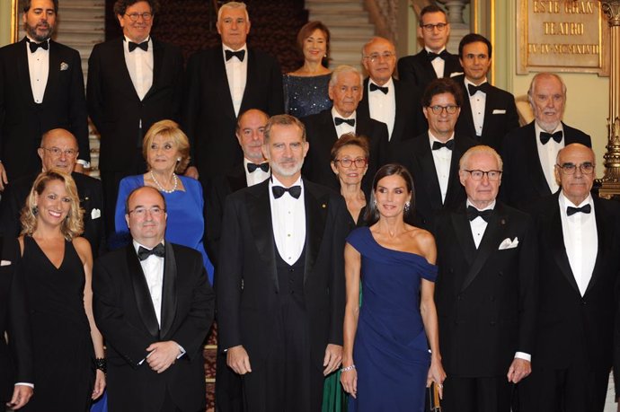 Foto de familia al inicio de la gala para celebrar el 175 aniversario del Círculo del Liceo con Maria Eugnia Gay, Miquel Iceta, los Reyes Felipe VI y Letizia, Francisco Gaudier y Salvador Alemany en el Gran Teatre del Liceu de Barcelona.