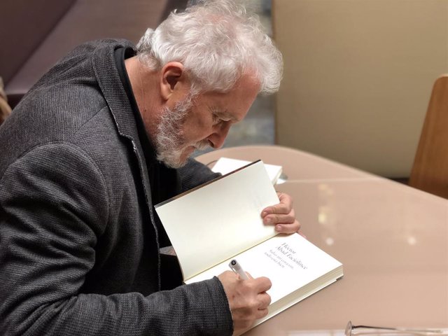 El escritor Héctor Abad Faciolince firma un ejemplar de su novela, 'Salvo mi corazón, todo está bien', que ha presentado este viernes en Valladolid.