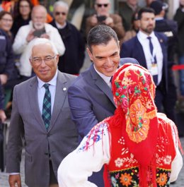 El president del Govern, Pedro Sánchez (d), saluda a la seva arribada a la XXXIII Cimera Hisp-Portuguesa en la Pousada de Viana do Castelo, a 4 de novembre de 2022, a Viana do Castelo (Portugal). Durant la cimera hisp-portuguesa, el president de el 