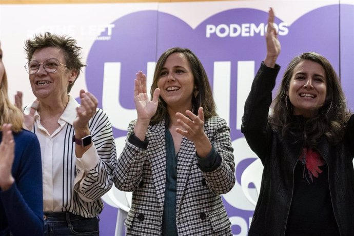 La ministra de Derechos Sociales y Agenda 2030, Ione Belarra (c), aplaude en la inauguración de la Universidad de Otoño en la Facultad de Ciencias Políticas de la UCM, a 4 de noviembre de 2022, en Madrid (España).