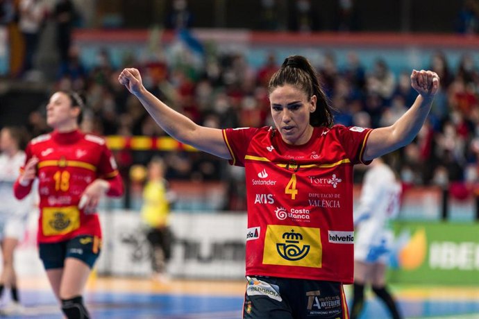 Archivo - Carmen Martín, durante un partido con la selección española de balonmano