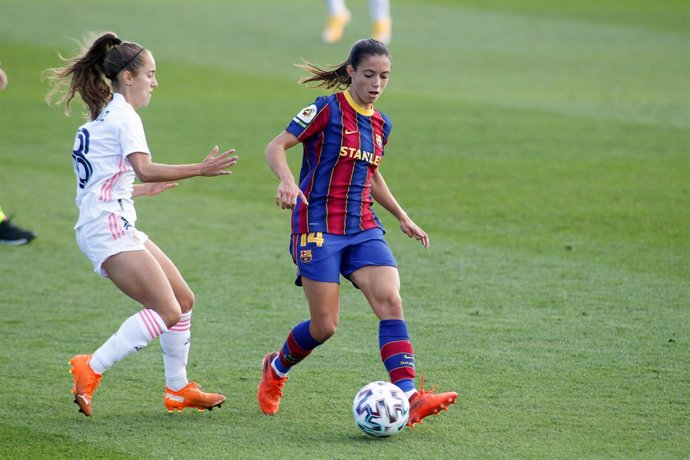 Archivo - Aitana Bonmati of FC Barcelona and Maite Oroz of Real Madrid in action during the spanish women league, La Liga Ibergrola, football match played between Real Madrid Femenino and FC Barcelona at Ciudad Deportiva Real Madrid on october 04, 2020 
