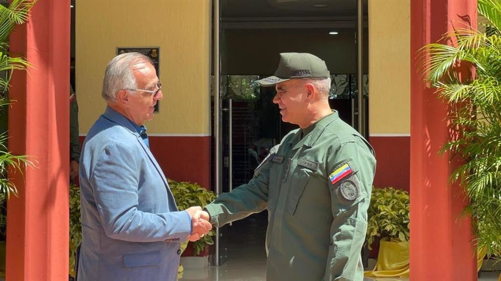 Archivo - Los ministros de Defensa de Colombia, Iván Velásquez, y de Venezuela, Vladimir Padrino