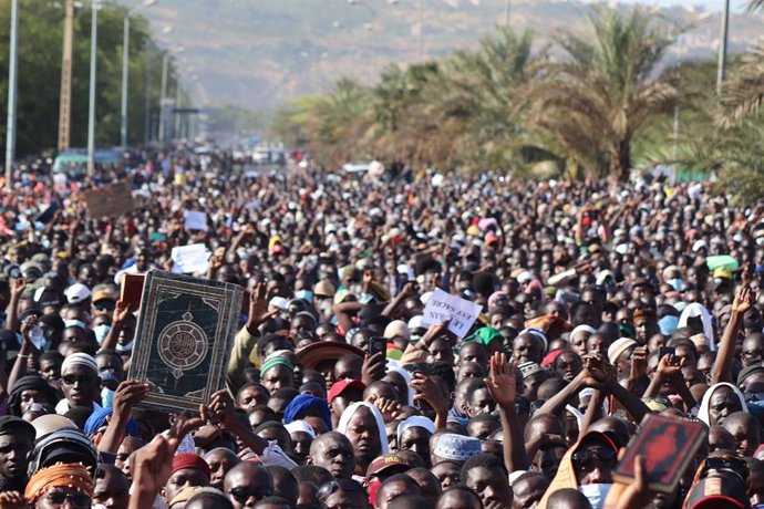 Miles de personas protestan contra la blasfemia contra el islam en Bamako, Malí