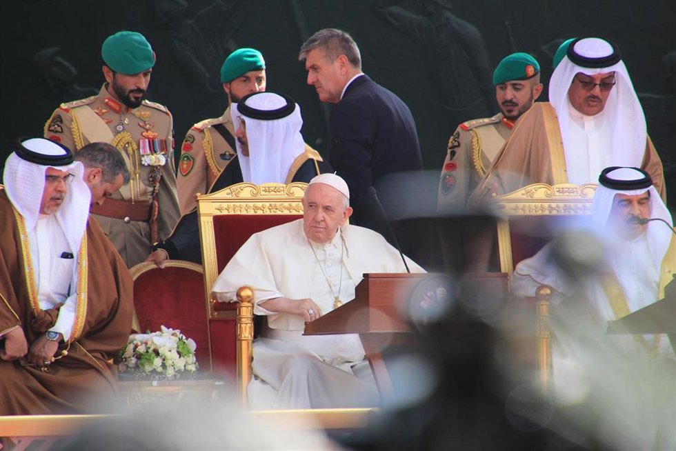 El Papa Francisco (C) escucha a los oradores durante un congreso interreligioso en Baréin