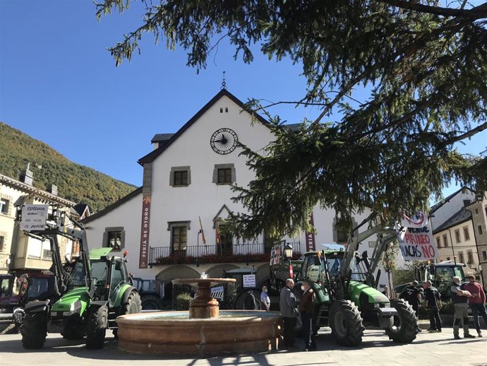 Afectados de Tierra de Biescas alegan contra el soterramiento de un línea de alta tensión de evacuación de energía solar
