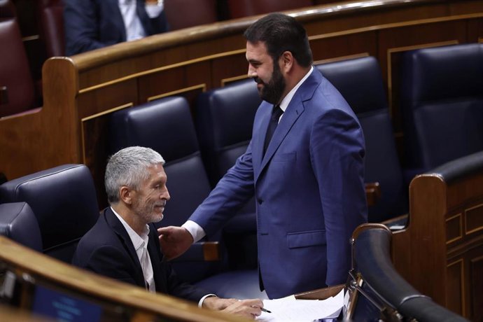 Archivo - El ministro de Interior, Fernando Grande-Marlaska (i) y el diputado de EH Bildu, Jon Iñarritu (d).