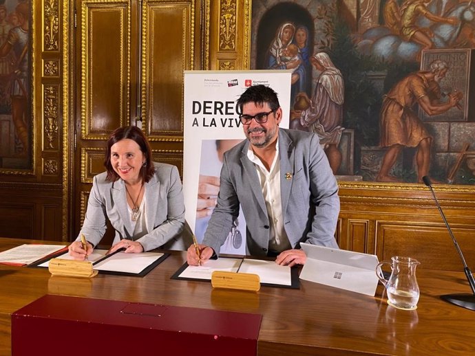 La comisionada de Acción Social de Barcelona, Sonia Fuertes, y el director general de Hogar Sí, José Manuel Caballol, firman un convenio.