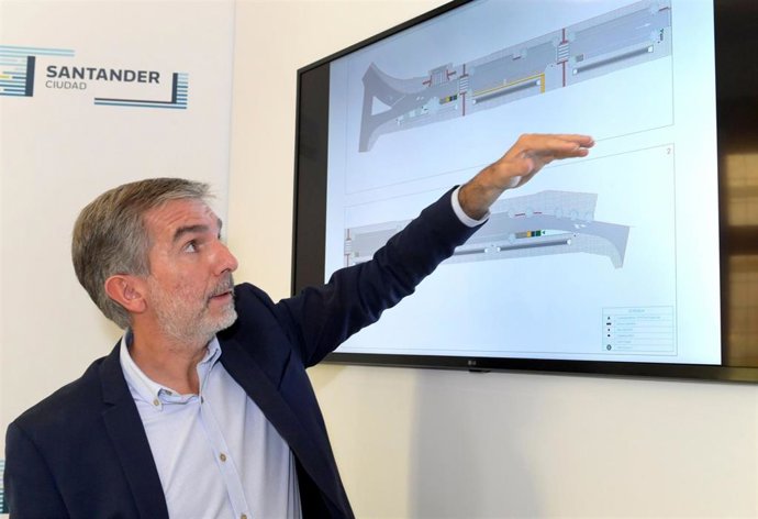 El concejal de Movilidad Sostenible de Santander, César Díaz, presenta el proyecto de rampas mecánicas para el Paseo Canalejas