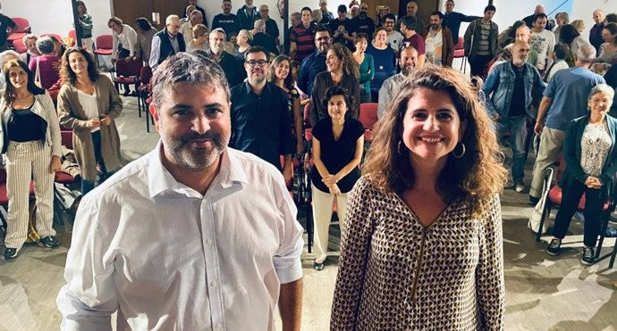 El elegido canddiato a la alcaldía de Esporles, Josep Ferr, junto a la todavía alcaldesa del municipio, Maria Ramón