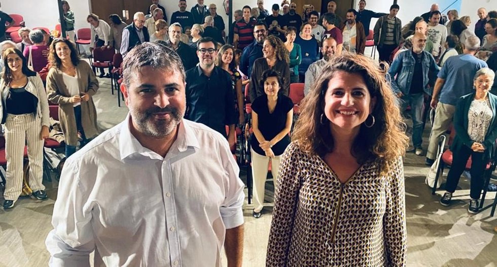El elegido canddiato a la alcaldía de Esporles, Josep Ferr, junto a la todavía alcaldesa del municipio, Maria Ramón