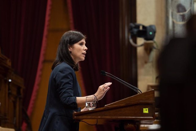 La secretaria general adjunta y portavoz de ERC, Marta Vilalta, interviene durante una sesión de control en el Pleno del Parlament