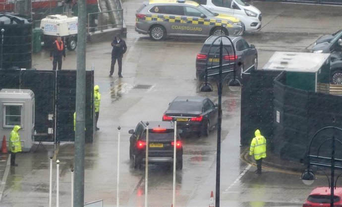 La Policía británica en un centro de detención de migrantes