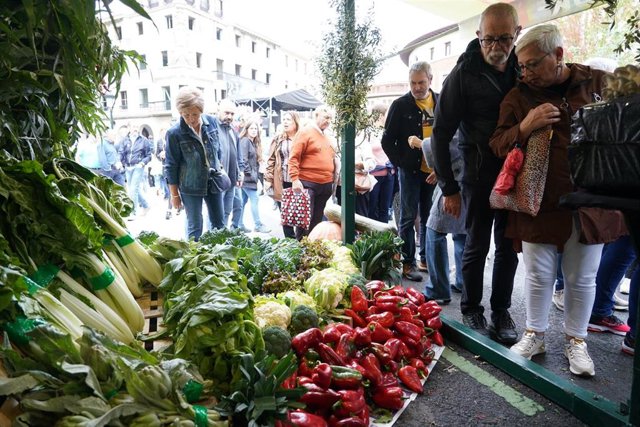 Varias personas observan un puesto de verduras en la feria del agro vasco del ‘Último Lunes de Octubre’