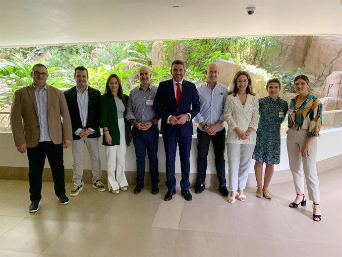 El consejero Antonio Luengo, junto a los representantes de las bodegas de la Región de Murcia presentes en Singapur