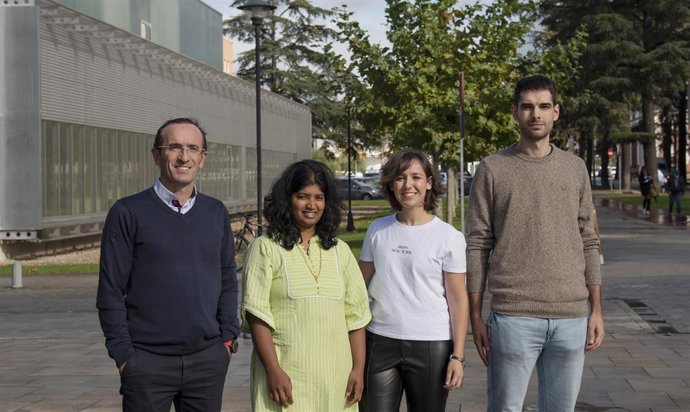 I-D: Iñaki García de Gurtubay (HUN), Mahima Kallingal (UPNA), Cristina Mariscal (HUN) y Adrián Eciolaza (UPNA).