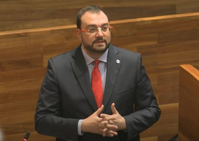 Archivo - El presidente del Principado, el socialista Adrián Barbón