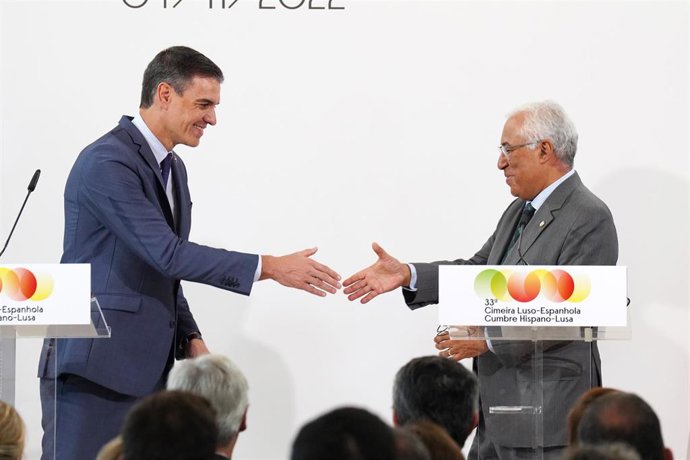 El primer ministro de Portugal, Antonio Costa (d) y el presidente del Gobierno, Pedro Sánchez (i), se reúnen en la XXXIII Cumbre Hispano-Portuguesa en la Pousada de Viana do Castelo, a 4 de noviembre de 2022, en Viana do Castelo (Portugal).