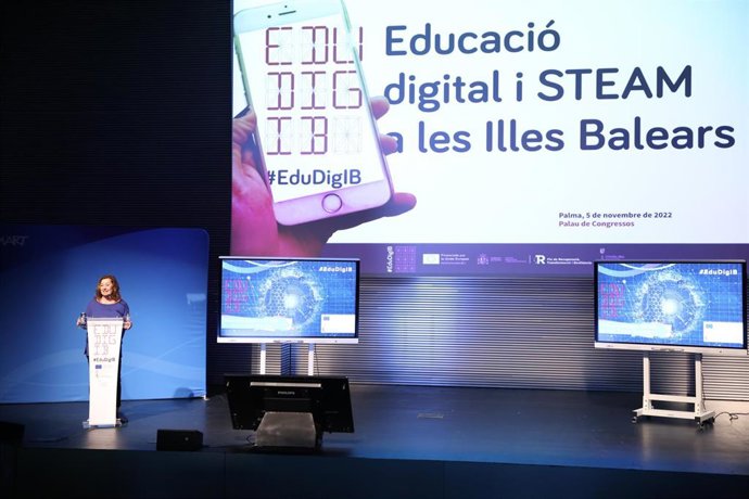 La presidenta del Govern, Francina Armengol, durante su intervención en la inauguración del Congreso EduDigIB