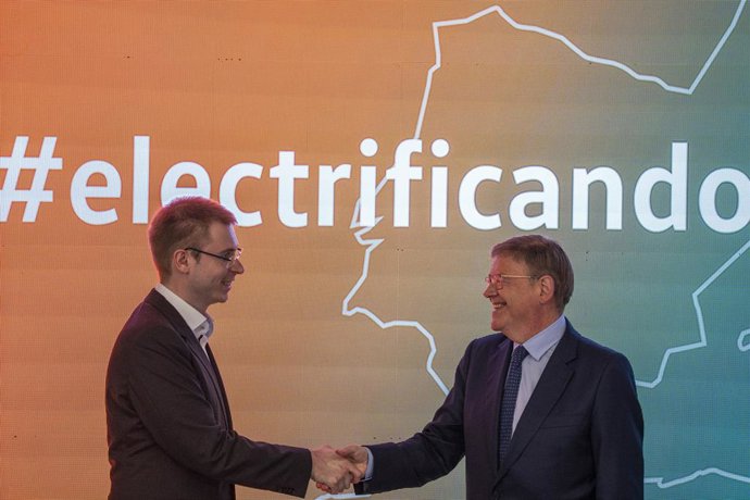 Archivo - El president de la Generalitat, Ximo Puig, da la mano al Jefe de Operaciones de PowerCo, Sebastian Wolf, en la firma con representantes de PowerCo (Grupo Volkswagen) del convenio de colaboración para la planta de baterías de Sagunt en imagen d