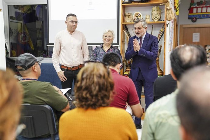 El vicepresidente de Diputación, Ángel Escobar, visita el curso de brecha digital de la Asociación de Colombianos 'Almería para todos'.