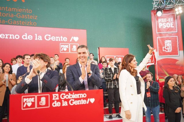 El secretario general del PSOE y presidente del Gobierno, Pedro Sánchez, junto a Eneko Andueza, secretario general del PSE, y Maider Etxebarria, candidata a la Alcaldía de Vitoria