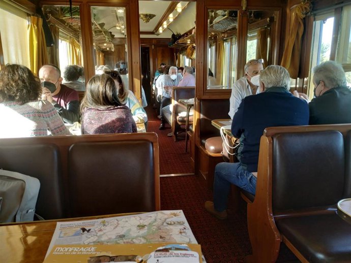 El tren centenario que ha recorrido la distancia entre Monfragüe y Valencia de Alcántara para unir las Reservas de la Biosfera de Monfragüe y Tajo-Tejo Internacional