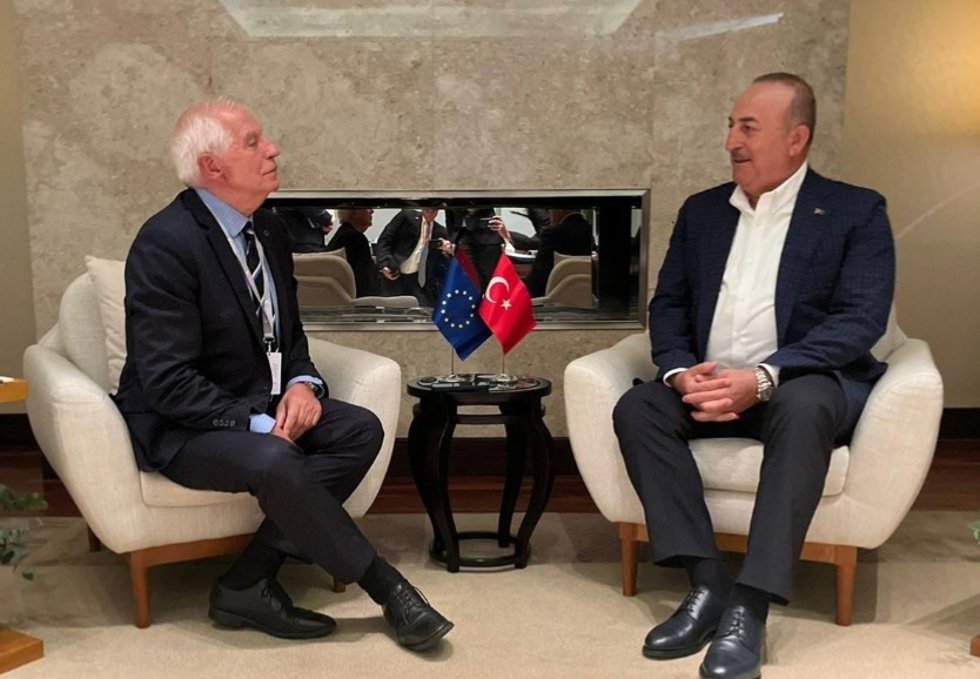 Josep Borrell y Mevlut Cavusoglu en el Foro Sir Bani Yas de Emiratos Árabes Unidos