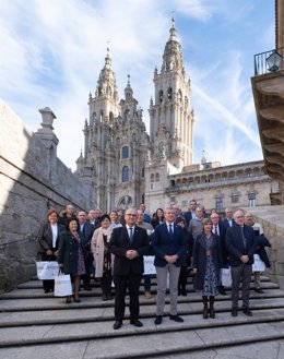 El presidente de la Xunta recibe a los alcaldes de la Asociación de Municipios del Camino.