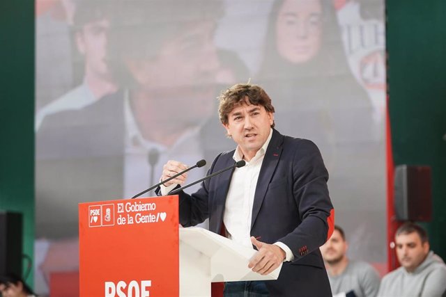 El portavoz del Grupo Parlamentario Socialista del Parlamento Vasco, Eneko Andueza, interviene en un acto en Vitoria-Gasteiz.
